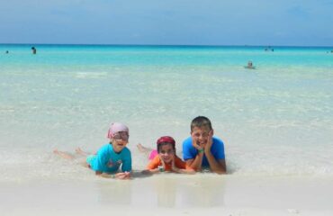 CUBA_UCUBADOF_SQUARE_enfants-en-bord-de-plage-allonges-dans-leau-a-cayo-santa-maria-a-cuba-3607