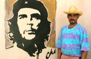 CUBA_UCUBADOF_cubain-devant-un-portrait-du-che-dans-une-rue-de-la-havane-a-cuba-3616
