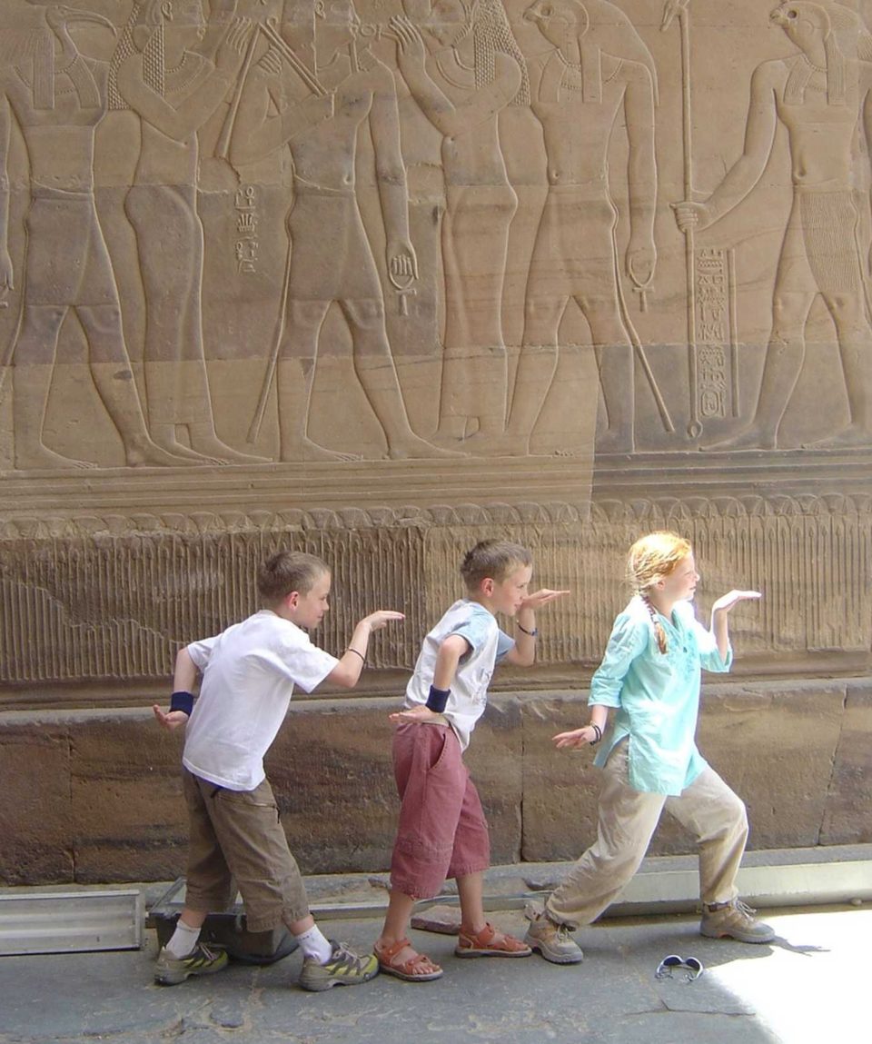 EGIPTO_PEDAHF_SQUARE_enfants-dans-un-temple-egypte-ibrahim-mohamed-24922