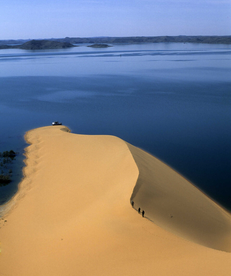 EGIPTO_PELN_dune-tombant-dans-le-lac-nasser-en-egypte-14736