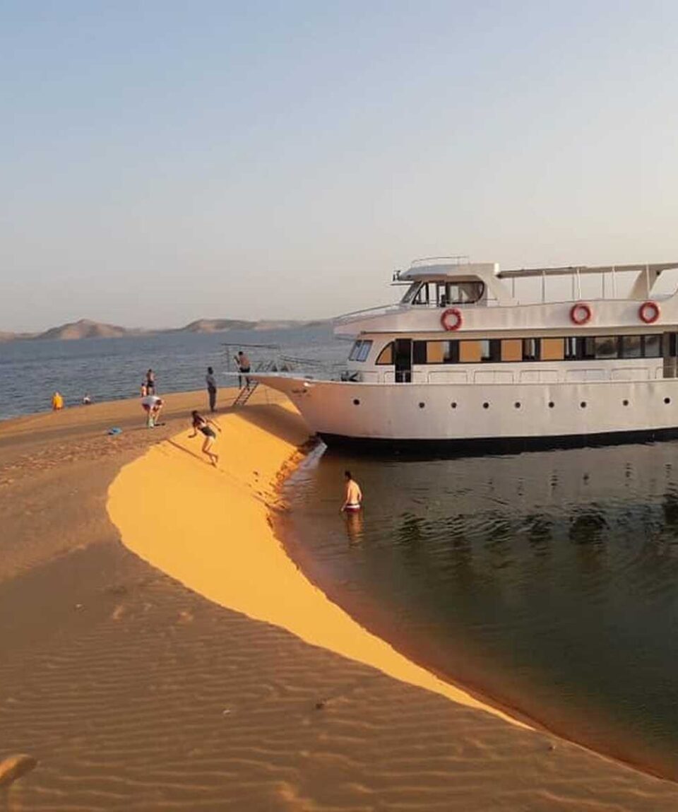 EGIPTO_PELN_notre-bateau-accoste-sur-la-dune-lac-nasser-egypte-21967