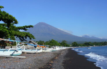 INDONESIA_AIBAP_vue-sur-le-volcan-agung-depuis-la-plage-damed-9494