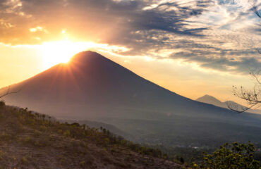 INDONESIA_AIBATREK_coucher-de-soleil-sur-le-volcan-agung-everigenia-28091