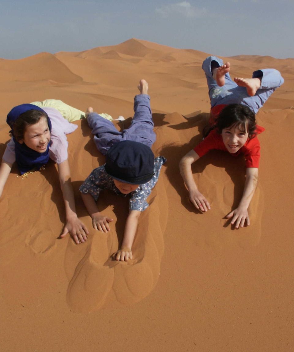 MARRUECOS_MDESPFAM_SQUARE_enfants-devalant-les-dunes-maroc-paty-25009