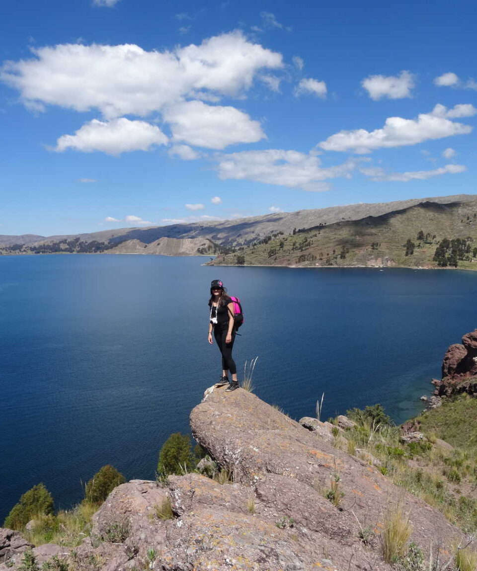 PERU_UPAX_randonneuse-sur-une-pierre-qui-surplombe-le-lac-titicaca-13164