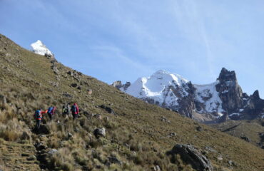 PERU_UPETHUAY_randonneurs-en-route-pour-le-col-cuyoc-a-5000-metres-daltitude-sur-le-tour-du-huayhuash-15502