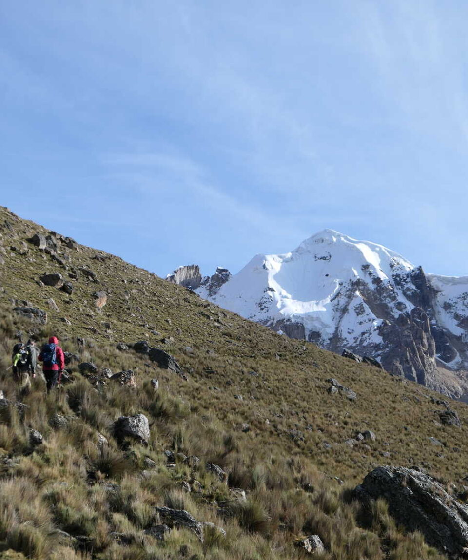 PERU_UPETHUAY_randonneurs-en-route-pour-le-col-cuyoc-a-5000-metres-daltitude-sur-le-tour-du-huayhuash-15502